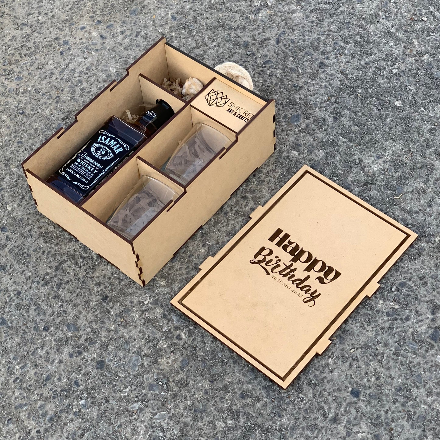 Caja de Whiskey con 2 Vasos de Vidrio