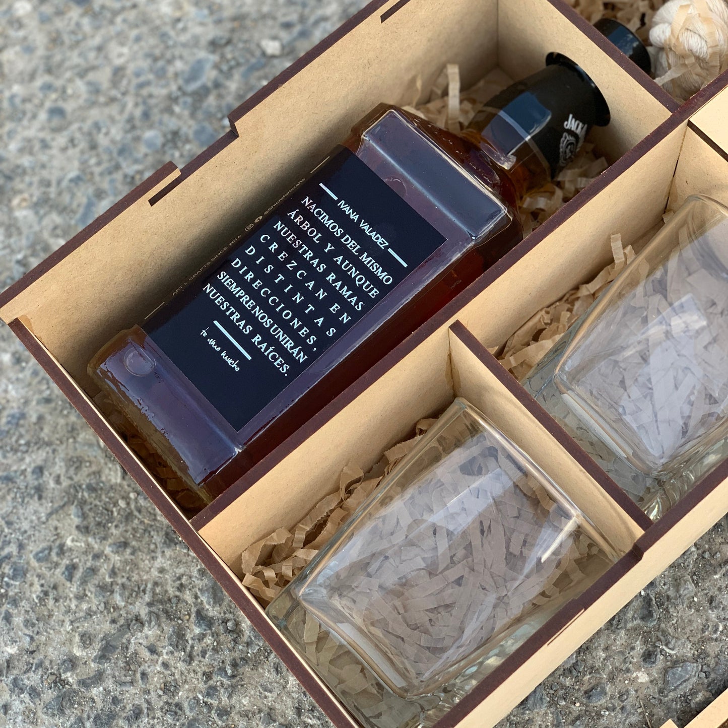 Caja de Whiskey con 2 Vasos de Vidrio