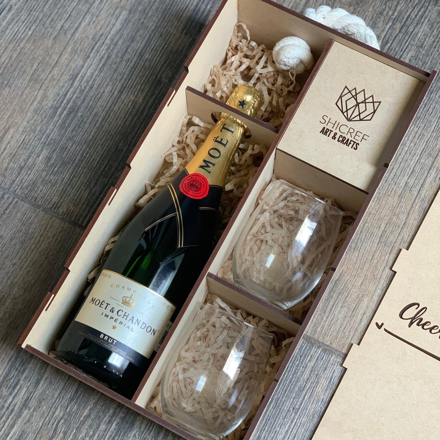 Caja de Vino con 2 Copas sin Tallo